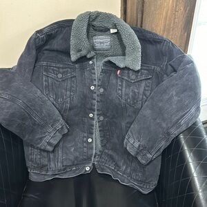 Size Large black Levis denim jacket